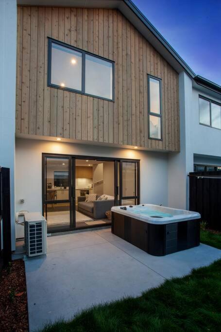 Stylish Townhouse With Hot Tub Apartman Christchurch Kültér fotó
